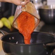 Aagregar el jitomate molido y sazonar con pimienta y sal. Dejar cocer durante 5 minutos.