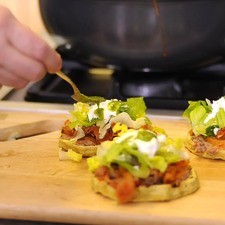 Añadir un poco de carne deshebrada, lechuga picada, queso fresco, crema y salsa.