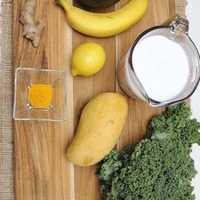 Ingredientes para receta 2 tazas de leche de coco 1 pieza de plátano 1/2 taza de mango 1/4 pieza de aguacate 1 pieza de limón amarillo 1 trozo de jengibre fresco 2 tazas de col rizada 1 cucharita de cúrcuma