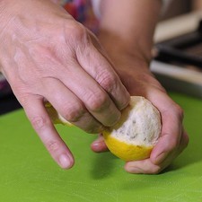 Pelar el limón amarillo.