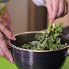 Enjuagar las hojas de col rizada con agua fresca.