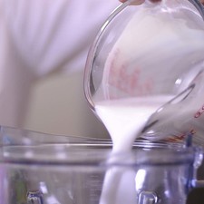 En una licuadora de alta velocidad, moler la leche de coco, el plátano.