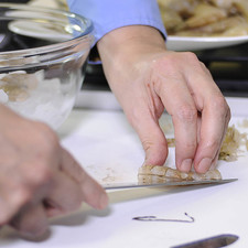 Hacer un corte superficial sobre el dorso, remover la vena con mucho cuidado utilizando el cuchillo. Colocar cada camarón inmediatamente sobre hielo.