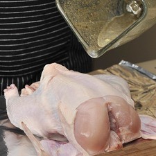 Untar el pollo con la mezcla licuada. Dejar marinando un par de horas.