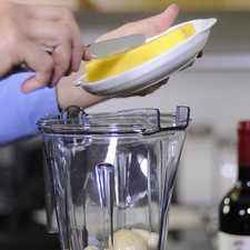 Preparar el mojo de ajo, Moler en la licuadora los ajos pelados con el aceite de oliva y la mitad de mantequilla.