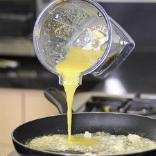 Añadir la pasta de ajo molida y continuar cociendo 2 minutos más.