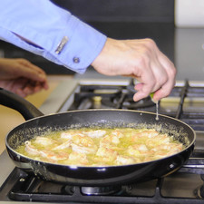Agregar el jugo de limón, sazonar con sal y pimienta, mezclar y listo.