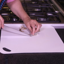Hacer un corte superficial sobre el dorso, remover la vena con mucho cuidado utilizando el cuchillo. Colocar cada camarón en un tazón con hielo.