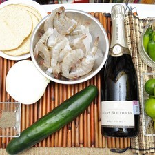 Ingredientes para receta 24 piezas de camarón grande 18 piezas de limón 1 pieza de pepino 1/2 pieza de cebolla blanca sal de mar al gusto pimienta negra molida al gusto hielo al gusto tostadas de maíz al gusto Ingredientes para aguachile 10 piezas de chile serrano 5 piezas de limón Ingredientes para acompañar 1 pieza de champagne louis roederer brut vintage