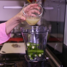 Preparar el aguachile, retirar el rabo de los 10 chiles serranos y moler en la licuadora con el jugo de los 5 limones. Reservar.