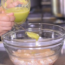 Agregar un poco de aguachile al gusto, mezclar bien, revisar sazón.