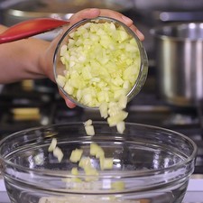 Agregar el pepino picado, mezclar y dejar reposar 5 minutos más.