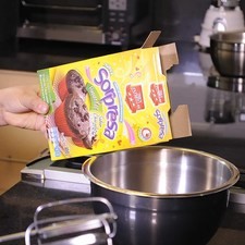 Precalentar el horno a 350°F (180°C) durante 10 minutos. Para preparar los panquecitos, colocar en el tazón la harina para panquecitos Sorpresa sabor chocolate Tres Estrellas.