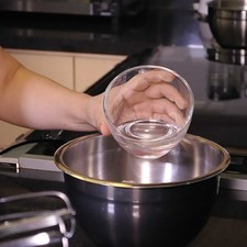 Agregar el agua en el tazón.