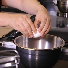 Añadir el aceite y los huevos. Batir con la batidora durante 1 minuto a velocidad baja para mezclar todos los ingredientes. Aumentar la velocidad y batir durante 4 minutos más.