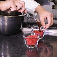 Colocar los capacillos en un molde de 7 cm. de diámetro y 3 cm. de alto, llenar a 3/4 de su capacidad (50 g) y hornear a 350°F (180°C) °C durante 18 minutos.