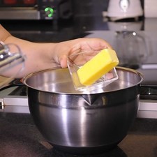Preparar el betún, colocar la mantequilla a temperatura ambiente en un tazón.