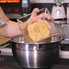 Agregar la crema de cacahuate y batir a velocidad media hasta que se integren los ingredientes.