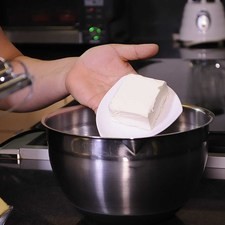 Añadir el queso crema con el azúcar glass y continuar batiendo hasta obtener un betún homogéneo.