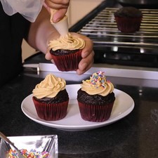 Refrigerar el betún 1 hora antes de decorar los cupcakes. Adornar con el granillo de colores.