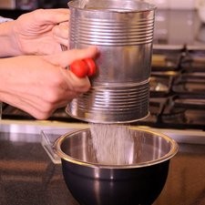 Para la tarta: Cernir 2 tazas de harina con 1 cucharita de sal.