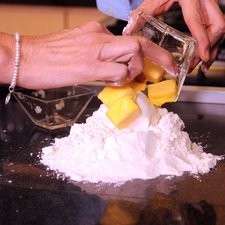 Mezclar la manteca y la mantequilla bien heladas. Agregar el agua y amasar con las manos hasta integrar.