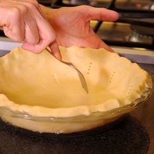 Sobre una superficie enharinada extender con un palote y poner sobre el molde. Se mete al horno por 10 minutos a 350F.
