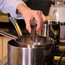 Para el relleno: Se remoja la grenetina en 1/4 de taza de agua. Poner a Baño María los cuadros de chocolate con la mantequilla. ya derretido se agrega 1/2 taza de agua hirviendo, se le añade la grenetina que ya se disolvió y se retira de la lumbre.