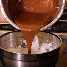 En otro tazón se baten las 4 yemas con 1/2 taza de azúcar y se añade la mezcla de chocolate. Por último se mezclan las claras y la yemas en forma envolvelte y se vacian a la tarta ya cocida. Para decorar, se bate la crema y el azúcar glass hasta formar picos.