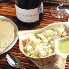 Servir con tostadas y más salsa aguachile para los valientes.