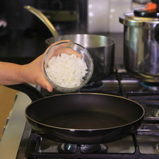Calentar en el sartén el aceite y sofreír la cebolla por unos minutos. S 13314 1475614849