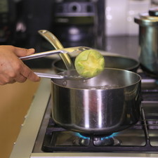 Calentar suficiente agua en una olla y cuándo esté caliente sumergir las calabacitas por unos minutos, retirar y dejar enfriar. S 13315 1475614969