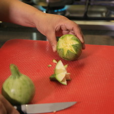 Cortar las calabacitas por la parte superior para formar una tapa, S 13321 1475615435