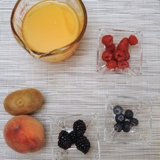 ngredientes para receta 1 pieza de durazno 1 1/2 tazas de jugo de naranja 1 pieza de kiwi 6 piezas de mora azul 1/4 taza de frambuesa S 13322 1475614964