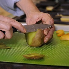 Partir el durazno y los kiwis en rebanadas delgadas. S 13323 1475616113