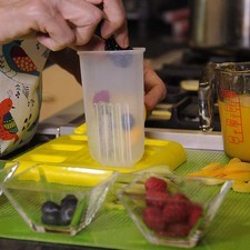 Poner la fruta en los moldes de las paletas. S 13324 1475616108