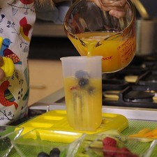 Vaciar el jugo de naranja en los moldes. S 13325 1475615246