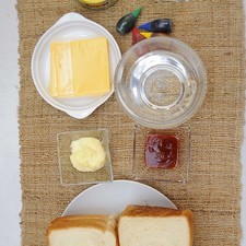 Ingredientes para receta 10 rebanadas de pan blanco 1 lata de atún 5 rebanadas de queso amarillo 2 cucharadas de mayonesa 2 cucharadas de salsa catsup Ingredientes para decorar colorante vegetal al gusto agua al gusto 3 piezas de aceituna negra sin hueso 1 rebanada de queso manchego