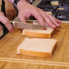 Colocar la rebanada de pan en la tabla.