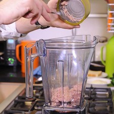 Para preparar el relleno, colocar el atún en el vaso de la licuadora.