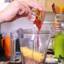 Agregar el queso, mayonesa y cátsup en el vaso de la licuadora y moler hasta obtener una mezcla homogénea.