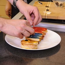 Para formar la carita del fantasma colocar un circulo de queso y encima una rodaja de aceituna.