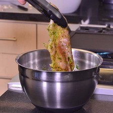 Añadir las milanesas a la mezcla de perejil y dejar marinar durante 15 minutos.