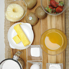 Ingredientes para base 1 pieza de huevo 125 gramos de mantequilla con sal 2 cucharadas de agua fría 2 tazas de harina de trigo 1 pizca de sal 1 pieza de bolsa de plástico Ingredientes para relleno 3/4 taza de jugo de naranja 2 cucharadas de azúcar blanca 3 rebanadas de piña en almíbar 6 piezas de fresas 3 piezas de kiwi 3 cucharadas de maicena (fécula de maíz)