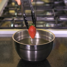 Desinfectar las fresas en un tazón con suficiente agua y unas gotas de desinfectante durante 5 minutos.