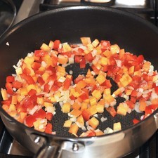Acitronar el ajo y la cebolla durante un par de minutos en un poco de aceite de oliva. Agregar las zanahorias y el pimiento picados y cocer un par de minutos más.