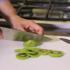 Cortar en rebanadas el kiwi y reservar.