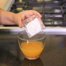 Disolver la fécula de maíz en el jugo de naranja.