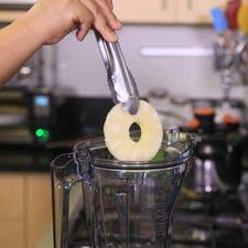 Licuar las rebanadas de piña en el vaso de la licuadora.