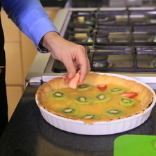 Añadir el resto de la mezcla y decorar con más fruta encima. Refrigerar al menos dos horas.